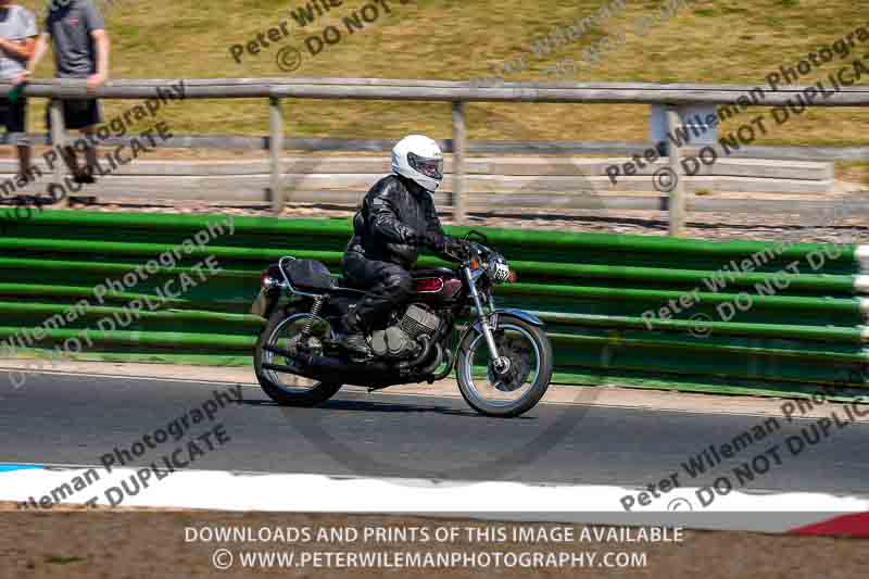 Vintage motorcycle club;eventdigitalimages;mallory park;mallory park trackday photographs;no limits trackdays;peter wileman photography;trackday digital images;trackday photos;vmcc festival 1000 bikes photographs